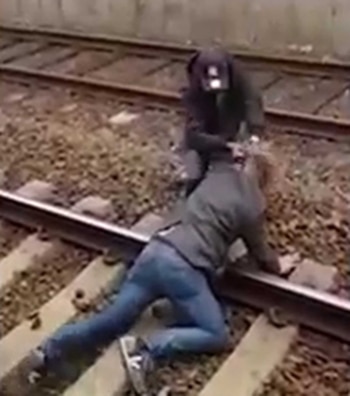 Furioso, el Leroy reaccionó dándole