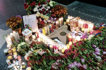 Flores y velas colocadas en