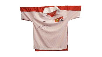 Las remeras autografiadas que Schumacher obsequió a los jugadores (Lihueel Althabe)