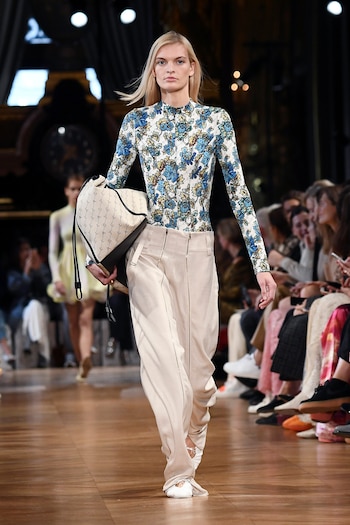 Pantalones oversized, ballerinas con body