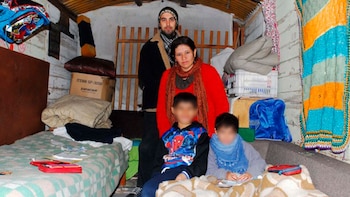 Junto a sus hijos menores,