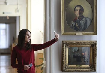 Una visitante se toma una