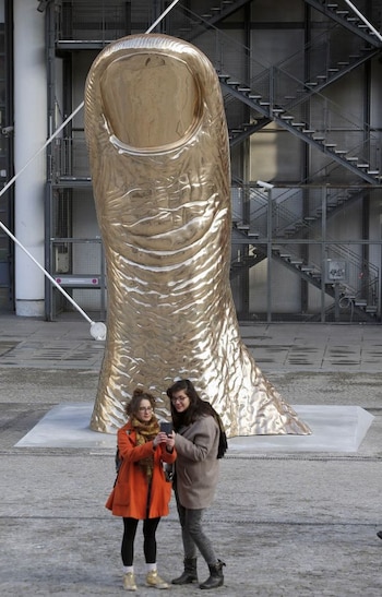 Unas mujeres posan junto a