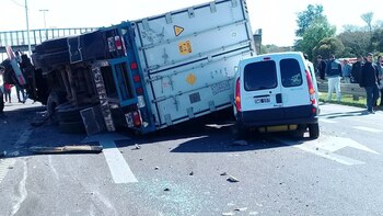 El camión con acoplado aplastó tres autos
