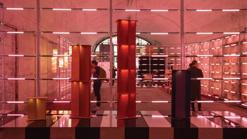La colección “Column” de Studio Truly Truly muestra el efecto de la luz y la perspectiva sobre la textura y el color. Joel y Kate Booy crearon cuatro esculturas de luz arquitectónicas aplicadas con gradaciones de colores y de materiales contrastantes