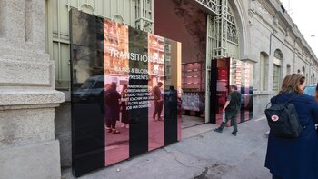 Para esta exposición, Studio Harm Rensink creó un mundo rosado y negro llamado “BeetleJuice” hecho completamente de espejos SIBU y tubos de luz rayada
