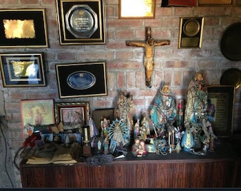 Vírgenes, crucifijos y fotos de