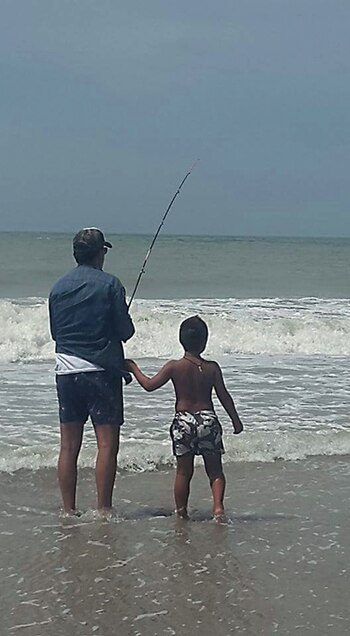 Pescando con su papá, Hugo.