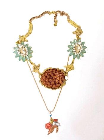 Collar de cadena con dijes