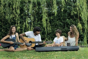 Toda la familia es fan de la música, cantan y tocan instrumentos musicales.