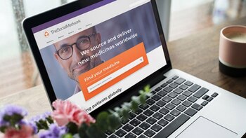 Mediante las redes sociales, los