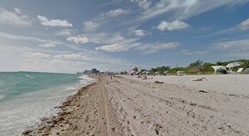 Haulover Beach es una playa ubicada en el área metropolitana de Miami, al norte de Bal Harbour, Florida