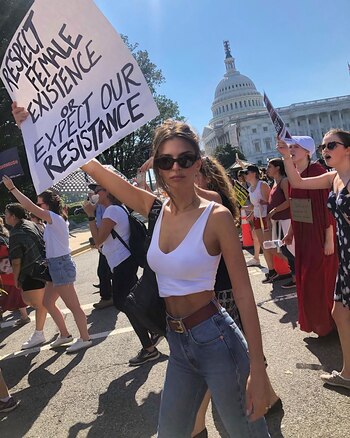 Emily Ratajkowski protestando ante el