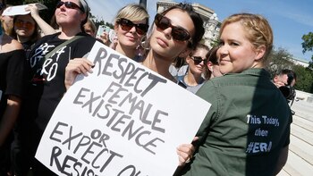 Emily Ratajkowski junto a la