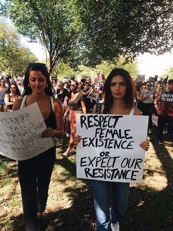 Emily Ratajkowski manifestándose en el