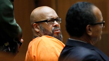 Suge Knight levaba una gran cruz y un traje carcelario naranja durante la audiencia, que cerró una saga de casi cuatro años por la confrontación fatal del 2015