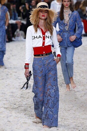 La nueva colección de Chanel destacó por sus colores pastel y por la intención que tiene la marca de lujo de mostrar que sus artículos pueden ser utilizados en un ambiente mucho más relajado (The Washington Post by Jonas Gustavsson, MCV)