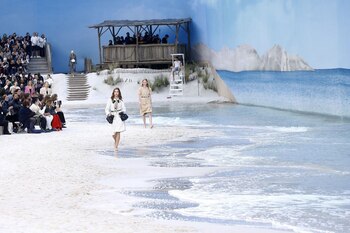 Chanel creó una playa artificial para presentar su nueva colección primavera/verano 2019 en París (The Washington Post / Jonas Gustavsson, MCV)
