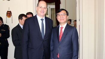 Lim Ki-mo junto al vicecanciller