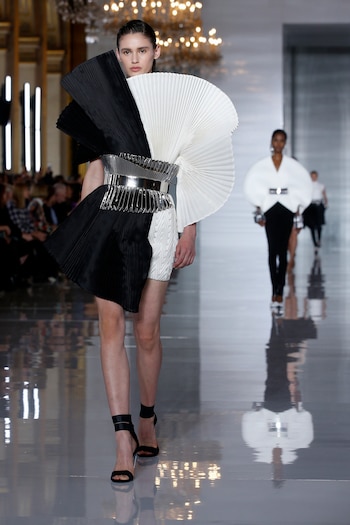 En pasarela un diseño plisado