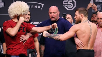 Conor McGregor y Khabib Nurmagomedov se enfrentan en Las Vegas (AP)