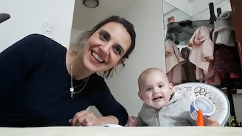 Carito posa con Angelina frente