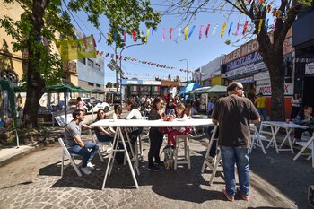 Mesas compartidas, banquetas altas, mesas