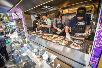 En plena acción los cocineros