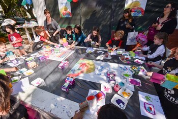 Frente al escenario, hay mesas