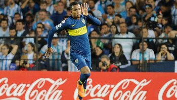 Sebastián Villa pelea por un