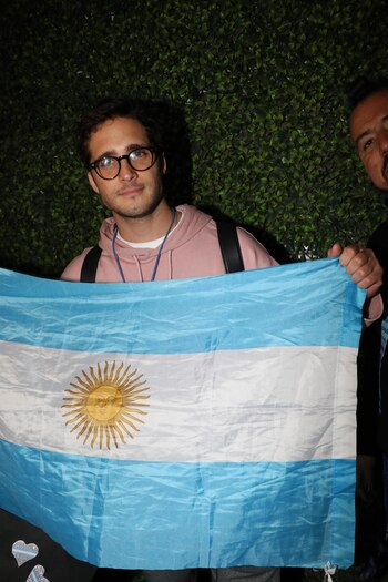 Diego Boneta con la bandera