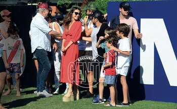 Pampita eligió un look muy