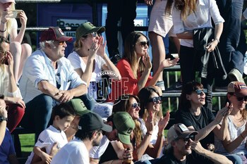 Se sentó en las gradas