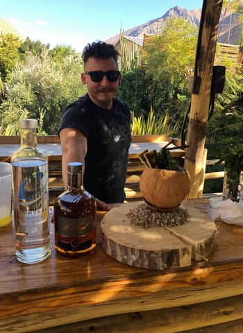 Américo Borzone (Nicky Harrison) con