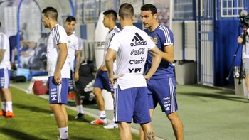 Scaloni da indicaciones en el