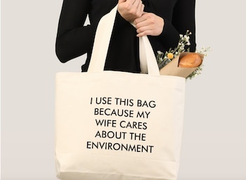 “Uso esta bolsa porque a mi esposa le importa el medioambiente”: la bolsa, que se vende entre USD 9 y USD 21, es popular por la familiaridad de su mensaje.