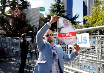 Un manifestante sostiene una foto de Jamal Khashoggi afuera del consulado de Arabia Saudita en Estambuel. (REUTERS/Osman Orsal)