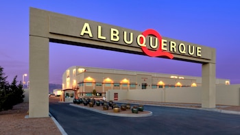 Entrada a los estudios ABQ