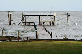 Un puente quedó bajo el agua ante el aumento del caudal en Carabelle, Florida
