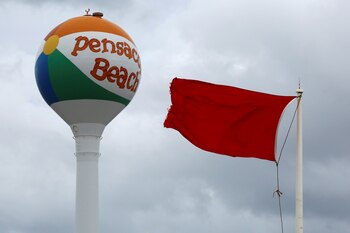 Una bandera roja flamea en Pensacola