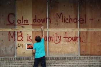 Un hombre prepara su negocio ante la inminente llegada del huracán Michael en Mexico Beach (Joe Raedle/Getty Images/AFP)