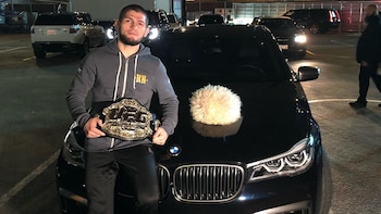 Khabib posó sobre el coche de Dana White, presidente de la UFC (Instagram: @khabib_nurmagomedov)