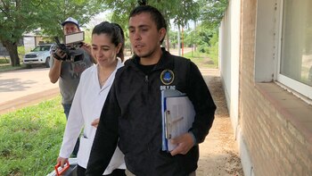 Peritos policiales y los últimos vecinos que entregaron su sangre a los investigadores ayer en Quimilí.