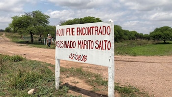 El cartel en las afueras del pueblo que marca donde fue encontrado el cuerpo desmembrado.