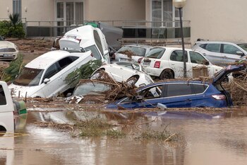 Vista de una calle de la localidad de Sant Llorenç des Cardassar (Mallorca), tras las inundaciones y el desbordamiento de torrentes, provocados ayer por las fuertes lluvias en la isla, que han causado la muerte del al menos cinco personas (EFE)