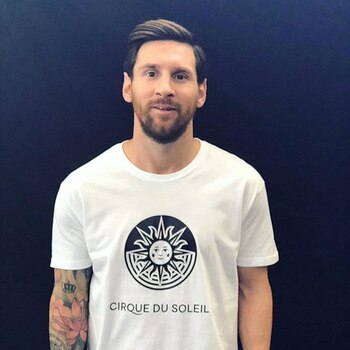Lionel Messi con la remera del Cirque du Soleil