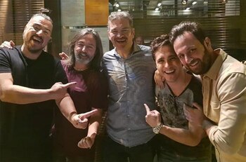 A la derecha de César Bordón, Adrián Dárgelos; a su izquierda, Diego Boneta (Foto: Instagram)
