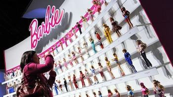 Muñecas Barbie en la exhibición Mattel en la feria anual de juguetes en Nueva York (Photo by STAN HONDA / AFP)