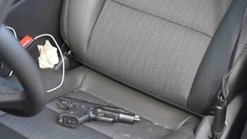 El arma de propiedad de la víctima estaba en el asiento del conductor