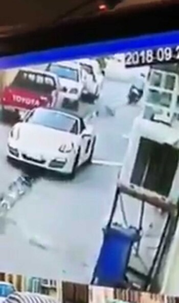 Luego huyó en moto con